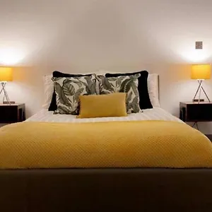 Centre Deluxe Whole Sleeps 4 D19 Apartment